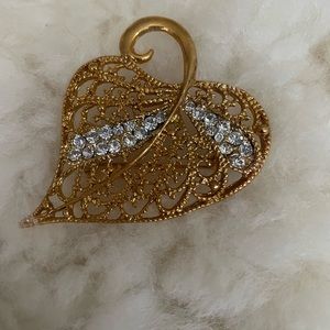 VINTAGE PARK LANE DETAILED GOLD LEAF TYPE HEART & CRYSTAL BROOCH